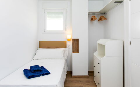 Elvix Nerja Center a: Hout, Interieur Ontwerp, Flooring, Verdieping, Kamer, Slaapkamer, Meubilair, Bed, Appartement, Plafond