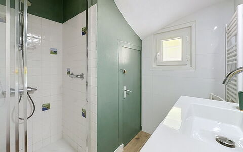Claire Joie: Badkamer, Loodgieterswerkinrichting, Muur, Flooring, Verdieping, Interieur Ontwerp, Toilet, Plafond, Kraan, Wastafel In De Badkamer