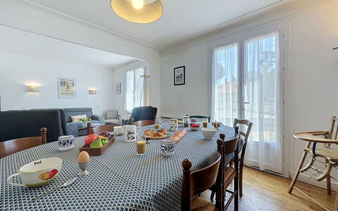 Claire Joie: Meubilair, Interieur Ontwerp, Flooring, Hout, Stoel, Tafel, Keuken En Eettafel, Verdieping, Eetkamer, Huis