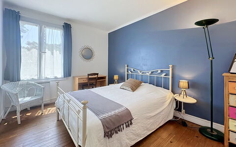 Claire Joie: Bed, Slaapkamer, Meubilair, Bedding, Muur, Interieur Ontwerp, Laken, Plafond, Flooring, Verdieping