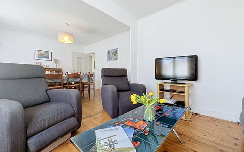 Claire Joie: Meubilair, Interieur Ontwerp, Bankstel, Flooring, Kamer, Verdieping, Woonkamer, Appartement, Plafond, Tafel