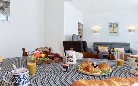 Claire Joie: Meubilair, Interieur Ontwerp, Flooring, Kamer, Textiel, Tafel, Tableware, Verlichting, Verdieping, Stoel