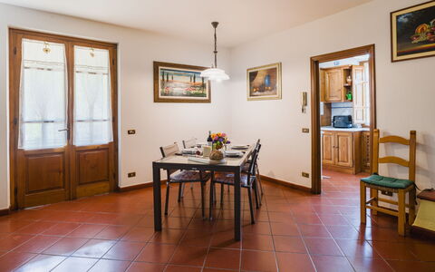 Casa Lulù: Flooring, Interieur Ontwerp, Plafond, Verdieping, Meubilair, Kamer, Eetkamer, Keuken En Eettafel, Deur, Houten Vloer