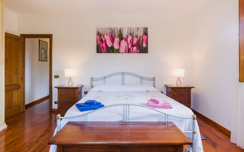 Casa Lulù: Meubilair, Bed, Interieur Ontwerp, Slaapkamer, Laken, Flooring, Verdieping, Plafond, Bedding, Bed Frame