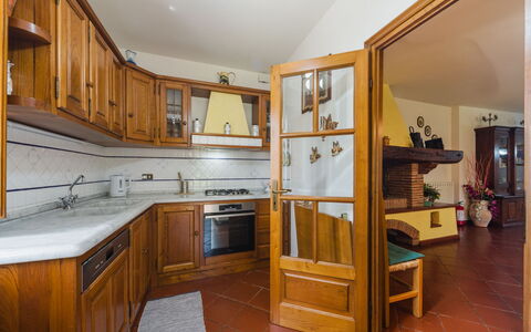 Casa Lulù: Interieur Ontwerp, Meubilair, Flooring, Hout, Plafond, Verdieping, Cabinetry, Keuken, Kamer, Countertop