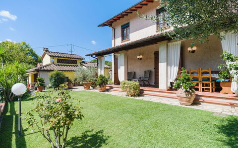Casa Lulù: Tuin, Huis, Gazon, Landscaping, Hacienda, Backyard, Werf, Landgoed, Schaduw, Balkon