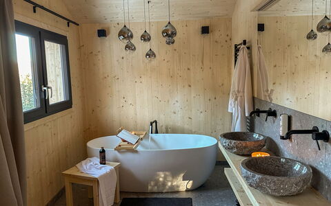Großveitsch 605: Flooring, Loodgieterswerkinrichting, Hout, Interieur Ontwerp, Verdieping, Badkamer, Bad, Verlichting, Kraan, Plafond