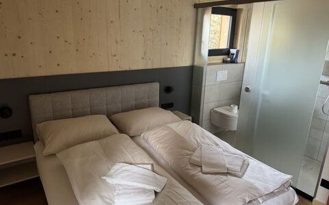 Großveitsch 607: Bed, Slaapkamer, Laken, Bedding, Hout, Verdieping, Flooring, Interieur Ontwerp, Bed Frame, Kamer