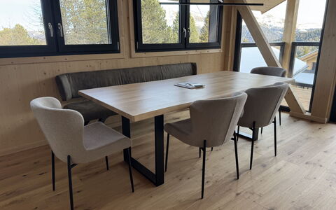 Großveitsch 607: Meubilair, Flooring, Hout, Verdieping, Interieur Ontwerp, Tafel, Stoel, Keuken En Eettafel, Houten Vloer, Eetkamer