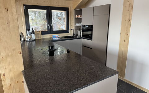 Großveitsch 607: Keuken, Flooring, Countertop, Cabinetry, Graniet, Natuurlijk Materiaal, Toestel Van De Keuken, Major Appliance, Beits, Huishoudapparatuur