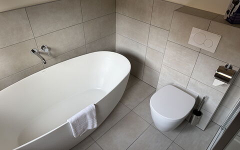 Großveitsch 607: Flooring, Badkamer, Muur, Loodgieterswerkinrichting, Verdieping, Interieur Ontwerp, Toilet, Loodgieter, Tegel, Samengesteld Materiaal