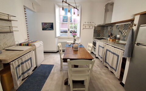 La Riva - Levanto: Meubilair, Flooring, Interieur Ontwerp, Verdieping, Hout, Keuken, Major Appliance, Countertop, Toestel Van De Keuken, Tafel