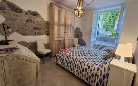 La Riva - Levanto: Meubilair, Slaapkamer, Bed, Interieur Ontwerp, Bedding, Laken, Hout, Flooring, Verdieping, Kamer