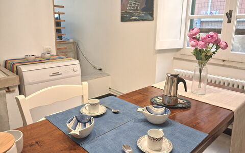 La Riva - Levanto: Meubilair, Tafel, Hout, Tableware, Interieur Ontwerp, Keuken En Eettafel, Serveware, Stoel, Flooring, Eetkamer
