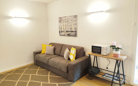 Lola Home - Levanto: Meubilair, Interieur Ontwerp, Flooring, Muur, Bankstel, Verdieping, Hout, Kamer, Plafond, Woonkamer