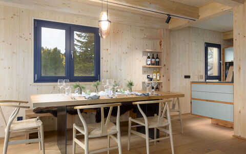 03 Nth032 Deluxe Chalet mit Sauna und Hot Tub: Meubilair, Flooring, Hout, Interieur Ontwerp, Verdieping, Tafel, Plafond, Keuken En Eettafel, Eetkamer, Stoel