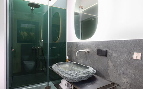 03 Nth032 Deluxe Chalet mit Sauna und Hot Tub: Interieur Ontwerp, Loodgieterswerkinrichting, Spiegel, Verlichting, Kraan, Wastafel, Lichte Inrichting, Loodgieter, Badkamer, Wastafel In De Badkamer
