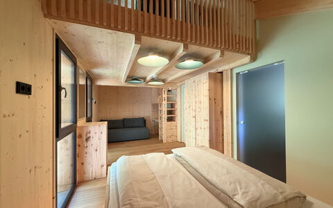 03 Nth032 Deluxe Chalet mit Sauna und Hot Tub: Hout, Interieur Ontwerp, Plafond, Slaapkamer, Verdieping, Flooring, Kamer, Bed, Beits, Hardwood