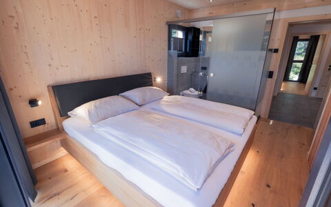 02 Nth030 Sup Chalet mit Sauna und Hot Tub 2 Etage: Slaapkamer, Bed Frame, Bed, Bedding, Laken, Hardwood, Beits, Matras, Hotel, Suite