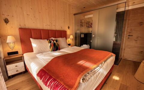 02 Nth056 18G Sup Chalet mit Sauna und Hot Tub 2 e: Meubilair, Interieur Ontwerp, Slaapkamer, Bed, Flooring, Hout, Verdieping, Laken, Bedding, Bed Frame
