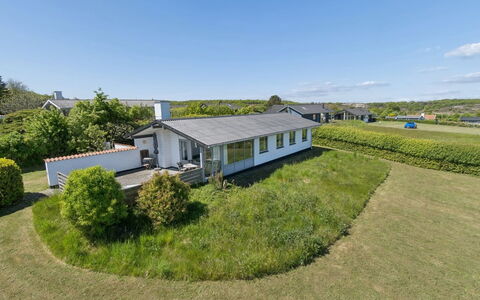 Anelia - 400M from the Sea: Huis, Struik, Huis, Woongebied, Landgoed, Verblijf, Hacienda, Werf, Schaduw, Gazon