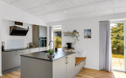 Lars - 350M from the Sea: Huis, Struik, Huis, Woongebied, Landgoed, Verblijf, Hacienda, Werf, Schaduw, Gazon