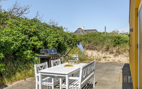 Lars - 350M from the Sea: Huis, Struik, Huis, Woongebied, Landgoed, Verblijf, Hacienda, Werf, Schaduw, Gazon