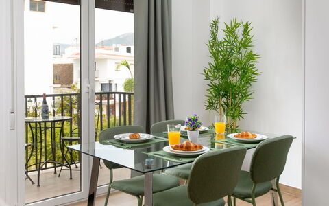 Elvix Nerja Center B: Huis, Struik, Huis, Woongebied, Landgoed, Verblijf, Hacienda, Werf, Schaduw, Gazon