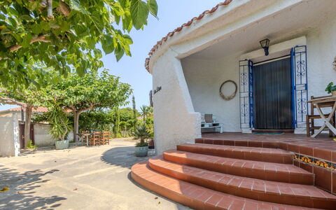 Villa Pipa: Huis, Struik, Huis, Woongebied, Landgoed, Verblijf, Hacienda, Werf, Schaduw, Gazon