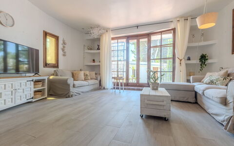 Villa Pipa: Huis, Struik, Huis, Woongebied, Landgoed, Verblijf, Hacienda, Werf, Schaduw, Gazon
