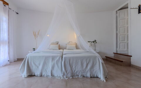 Villa Pipa: Huis, Struik, Huis, Woongebied, Landgoed, Verblijf, Hacienda, Werf, Schaduw, Gazon