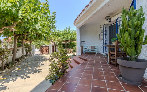Villa Pipa: Huis, Struik, Huis, Woongebied, Landgoed, Verblijf, Hacienda, Werf, Schaduw, Gazon