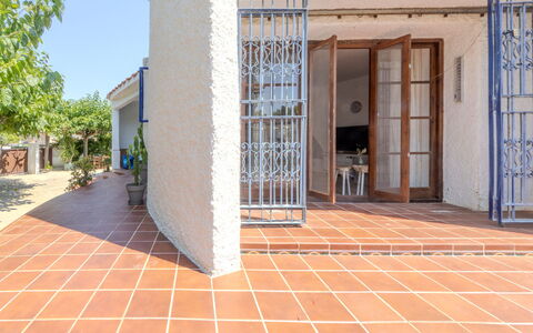 Villa Pipa: Huis, Struik, Huis, Woongebied, Landgoed, Verblijf, Hacienda, Werf, Schaduw, Gazon