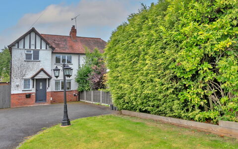 Debarnes House: Huis, Struik, Huis, Woongebied, Landgoed, Verblijf, Hacienda, Werf, Schaduw, Gazon