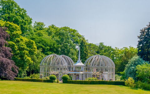 Debarnes House: Huis, Struik, Huis, Woongebied, Landgoed, Verblijf, Hacienda, Werf, Schaduw, Gazon