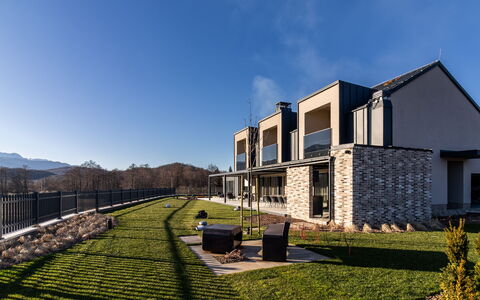 Alfa: Huis, Struik, Huis, Woongebied, Landgoed, Verblijf, Hacienda, Werf, Schaduw, Gazon