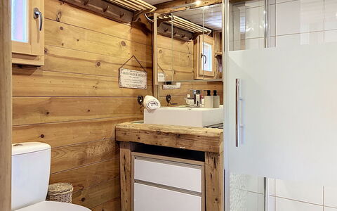 Chalet 1899: Flooring, Hout, Loodgieterswerkinrichting, Verdieping, Wastafel, Interieur Ontwerp, Badkamer, Wastafel In De Badkamer, Kamer, Kraan