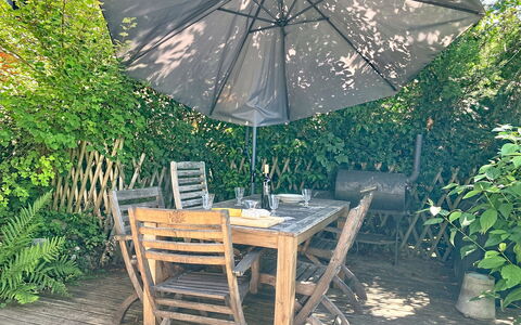 Chalet 1899: Meubilair, Paraplu, Hout, Buitenmeubels, Tafel, Stoel, Buitentafel, Bloempot, Tuin, Beits