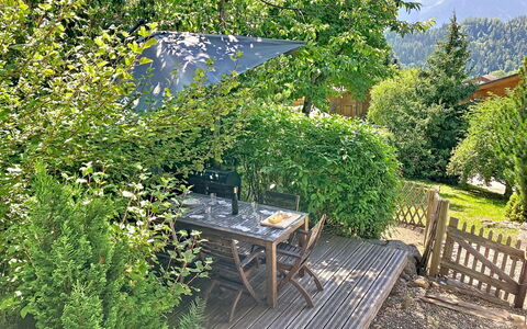 Chalet 1899: Struik, Tuin, Schaduw, Paraplu, Buitentafel, Buitenmeubels, De Lente, Stoel, Backyard, Werf
