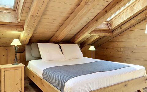 Chalet 1899: Meubilair, Slaapkamer, Bed, Hout, Flooring, Verdieping, Interieur Ontwerp, Textiel, Bedding, Bruin