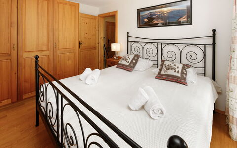 Prima 1084: Meubilair, Bed, Interieur Ontwerp, Slaapkamer, Flooring, Hout, Verdieping, Laken, Kamer, Bedding