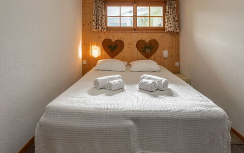 Prima 1084: Interieur Ontwerp, Hout, Meubilair, Slaapkamer, Huis, Kamer, Verdieping, Linens, Flooring, Bed