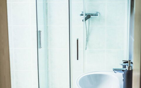 U Šenkýře Mikeše: Badkamer, Loodgieterswerkinrichting, Interieur Ontwerp, Flooring, Verdieping, Douche, Loodgieter, Douchekop, Wastafel In De Badkamer, Deur Van De Douche