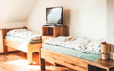 U Šenkýře Mikeše: Hout, Flooring, Verdieping, Slaapkamer, Bed, Meubilair, Interieur Ontwerp, Stapelbed, Kamer, Bedding
