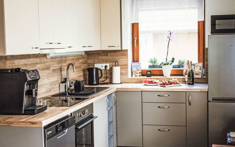 U Šenkýře Mikeše: Toestel Van De Keuken, Keuken, Meubilair, Countertop, Cabinetry, Major Appliance, Huishoudapparatuur, Interieur Ontwerp, Flooring, Small Appliance