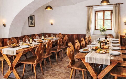 Máchova Roubenka: Meubilair, Interieur Ontwerp, Keuken En Eettafel, Tafel, Plafond, Flooring, Restaurant, Verblijf, Eetkamer, Stoel