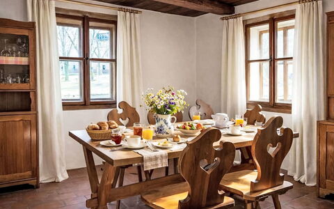 Máchova Roubenka: Meubilair, Hout, Tafel, Interieur Ontwerp, Flooring, Keuken En Eettafel, Stoel, Eetkamer, Beits, Verdieping