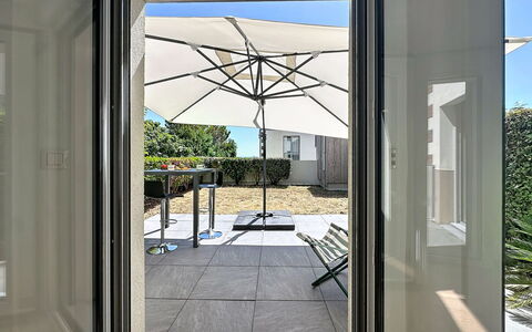 Les Sylphes: Verdieping, Deur, Flooring, Home Deur, Bloempot, Balkon, Schaduw, Buitenmeubels, Hardwood, Kamerplant