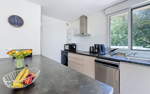 Les Sylphes: Keuken, Countertop, Meubilair, Interieur Ontwerp, Toestel Van De Keuken, Flooring, Huis, Major Appliance, Cabinetry, Gootsteen