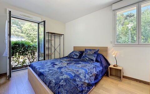 Les Sylphes: Bed, Interieur Ontwerp, Meubilair, Slaapkamer, Kamer, Flooring, Laken, Verdieping, Hout, Bedding